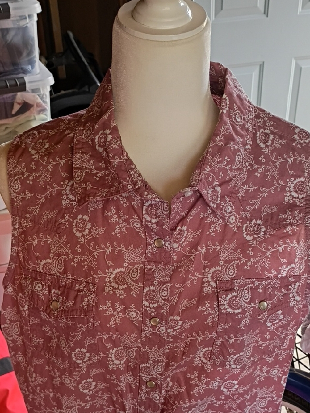 Wrangler Sleeveless Button-Front Floral Shirt - Dusty Rose - Picture 2 of 5